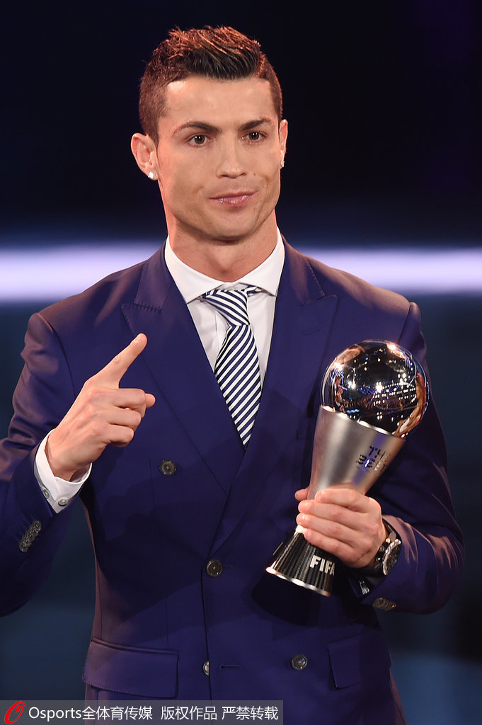 篮球篮网球员训练中展现高命中率