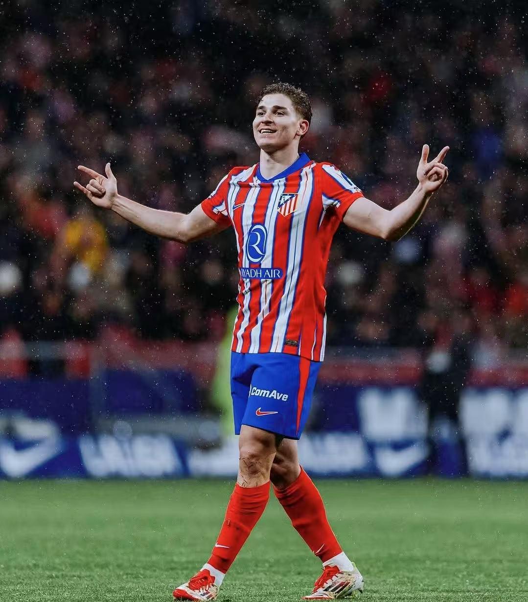 内马尔闪击打破3个多月进球荒，进球后兴奋尬舞庆祝（内马尔闪电破门终结三个多月的进球荒，随后兴奋热舞庆祝）