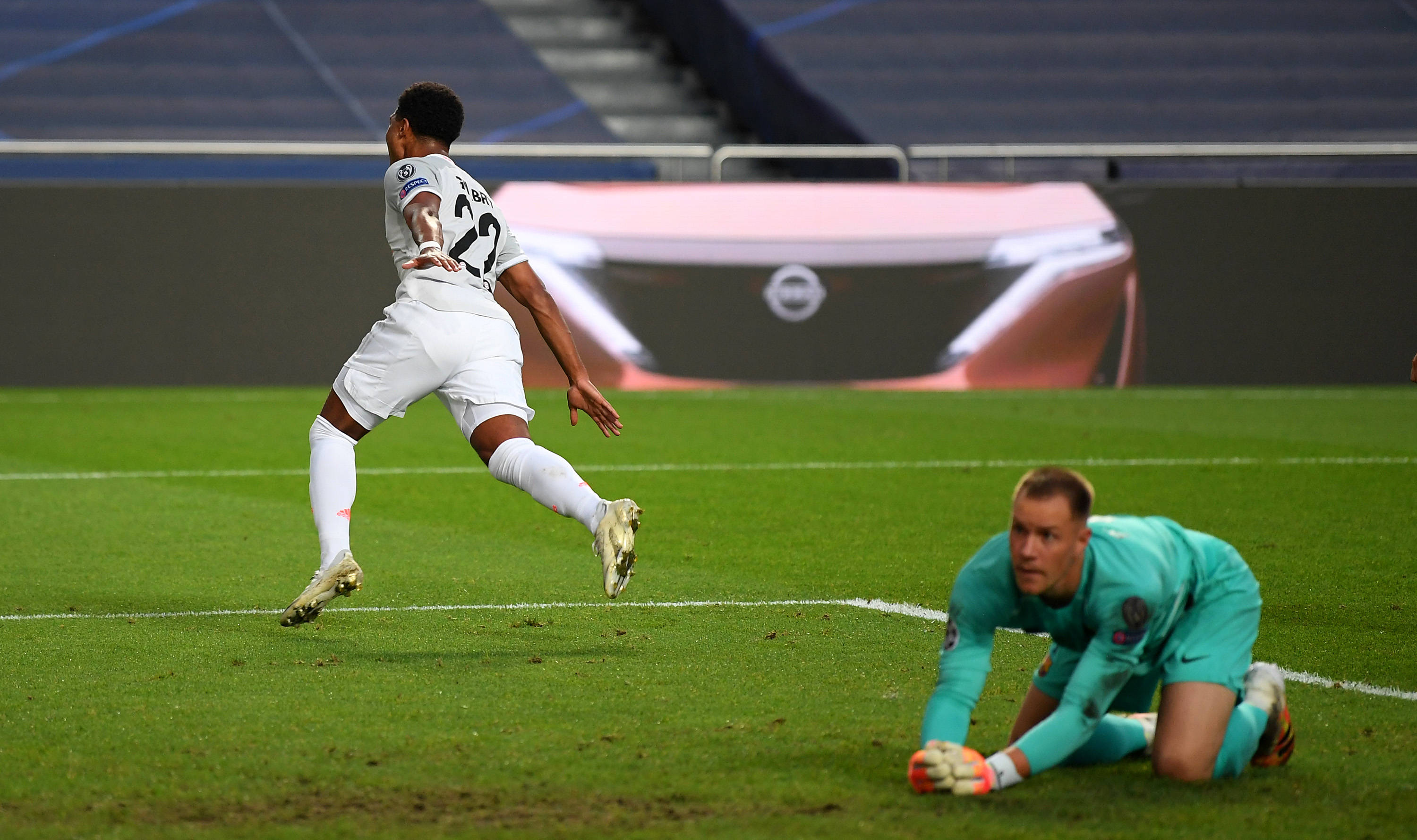 前锋单刀破门，决绝果断引喝彩